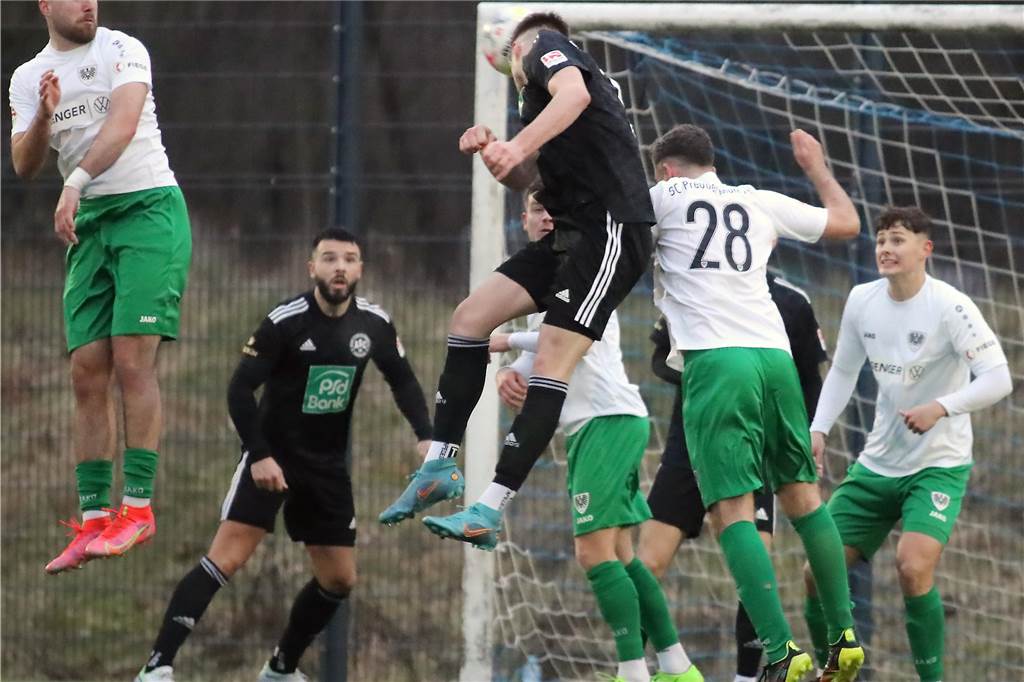 Matchwinner Maximilian Podehl (hinten) erzielte zwei Tore und bereitete ein weiteres vor.