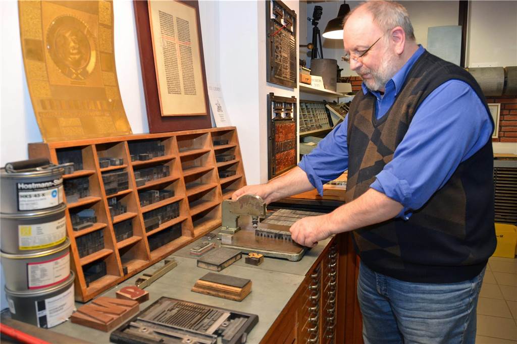 Bernd Köster in der Druckwerkstatt