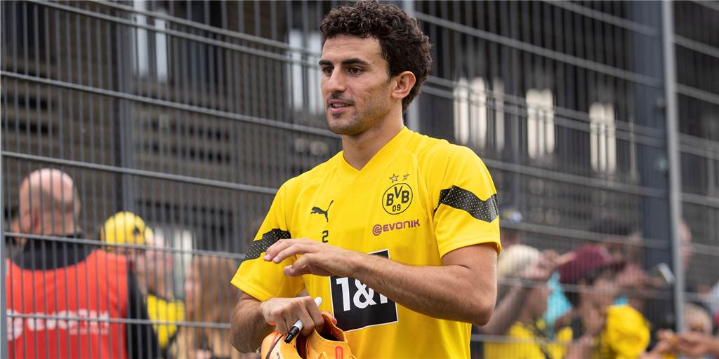 Gefühlter BVB-Neuzugang: Morey will unter Terzic zu alter Stärke zurückfinden Mateu Morey hält seine Schuhe in der Hand.