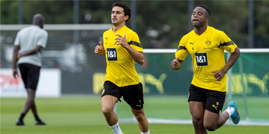 Mit neuem Team und anderem Ansatz: So will der BVB die Verletzungen minimieren Mateu Morey und Youssoufa Moukoko sprinten, im Hintergrund ist Otto Addo zu sehen.