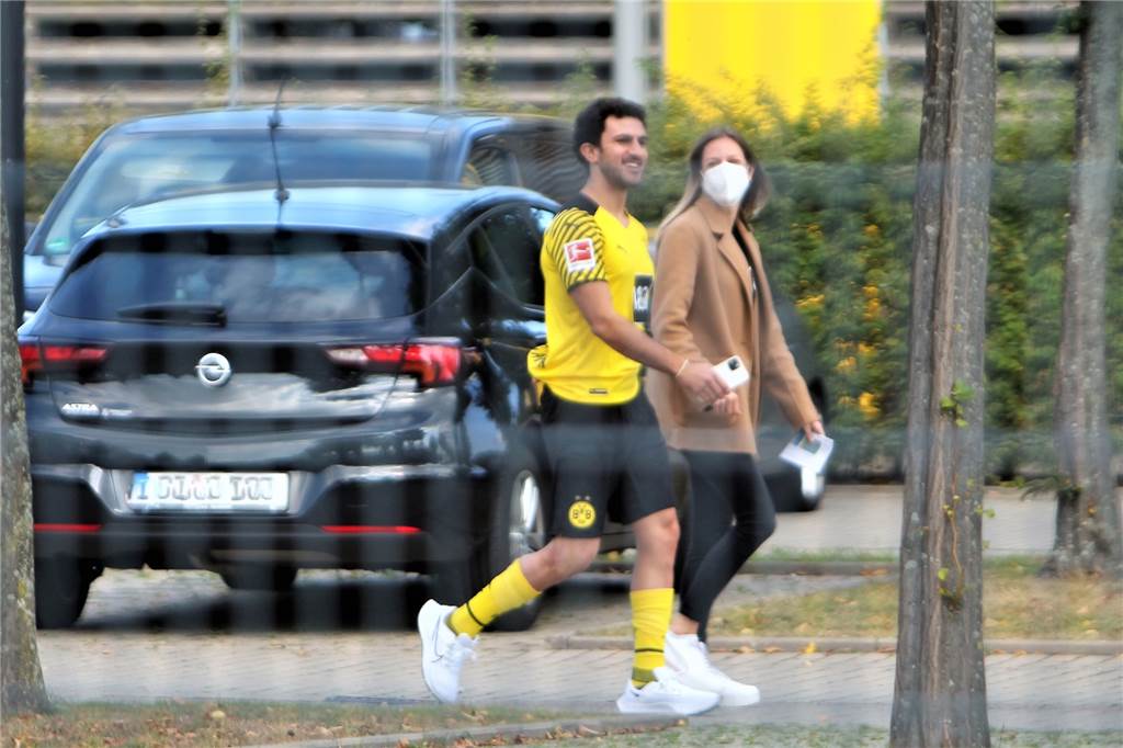 BVB-Profi Morey will zurück auf den Platz: „Das wird der entscheidende Sieg“ Mateu Morey im BVB-Trikot: Bald will er damit auch wieder auf dem Rasen stehen.