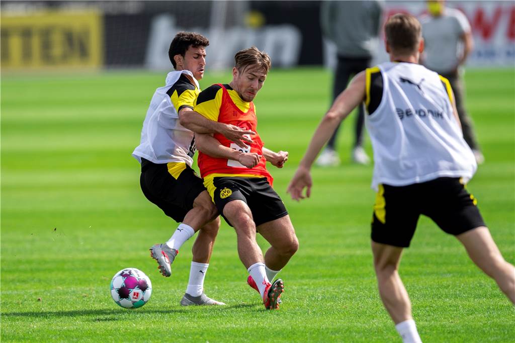Die Suche nach Lösungen – drei Kandidaten für einen Abschied vom BVB Mateu Morey (l.) und Felix Passlack kämpfen um den Ball.