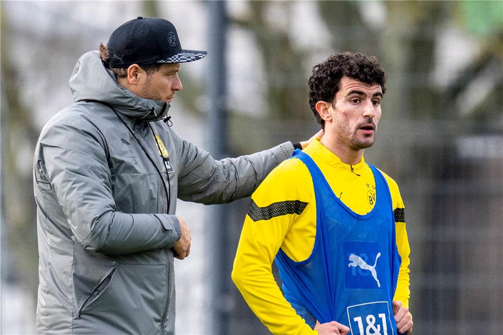 BVB-Verkaufskandidaten Meunier, Hazard und Schulz: Sportdirektor Kehl droht Geduldsspiel Edin Terzic im Gespräch mit Mateu Morey.