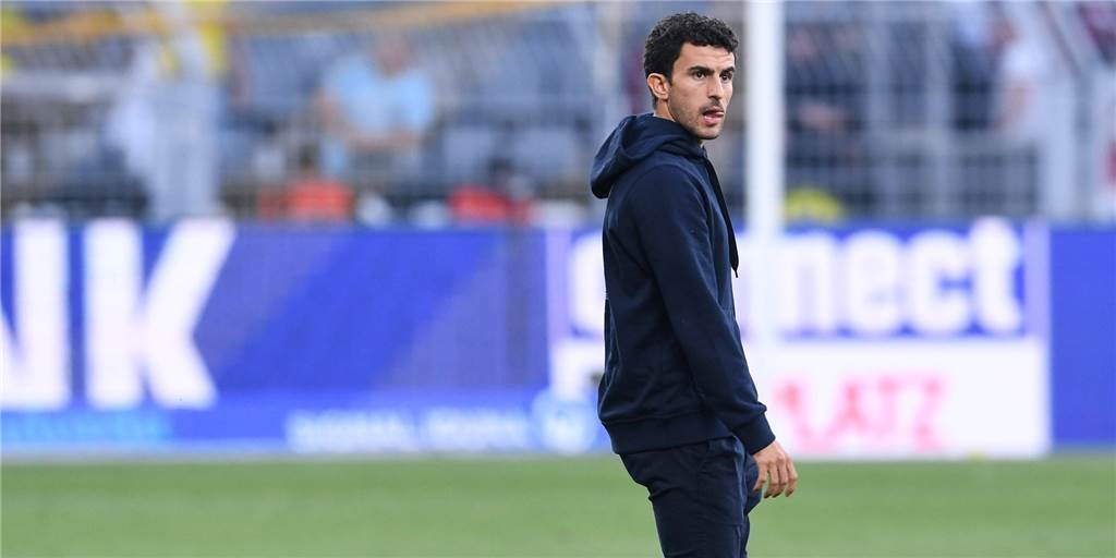 Morey fehlt langfristig: BVB-Dilemma auf der rechten Seite Mateu Morey geht in Privatkleidung über den Rasen.