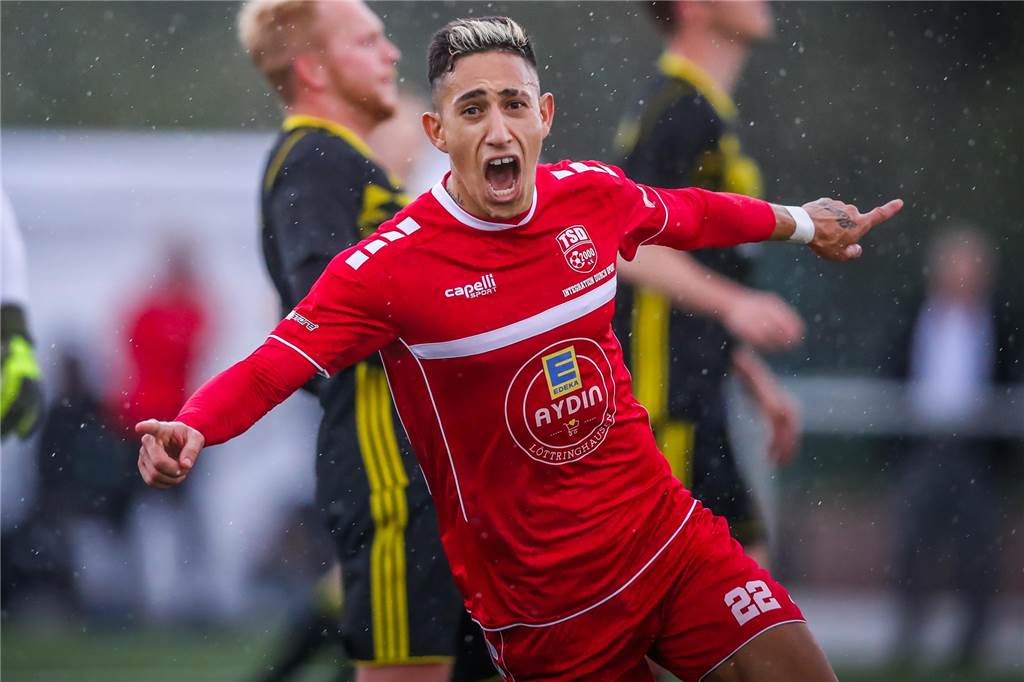 Kalpakidis geht mit Team hart ins Gericht: „Eins der schlechtesten Spiele, seit ich TSD-Trainer bin“ Mateus Ajala Cardoniz feiert seinen Treffer zum 3:1 gegen Kaiserau. Zuvor hatte er schon einen Treffer vorbereitet.
