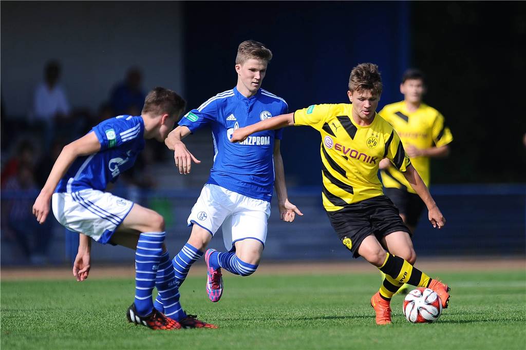 Nationalspieler, Profi und Meister mit dem BVB: SuS Olfen gelingt ein Transfercoup Mateusz Ostaszewski (r.) spielte in der Jugend beim BVB. Künftig wird er für den SuS Olfen in der Bezirksliga auflaufen.