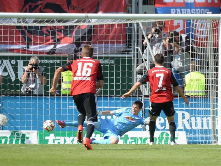 2:1 gegen Leipzig - Ingolstadt macht Aufstieg perfekt Mathew Leckie (r) trifft vom Elfmeterpunkt zum 1:1 gegen Leipzig. Foto: Armin Weigel