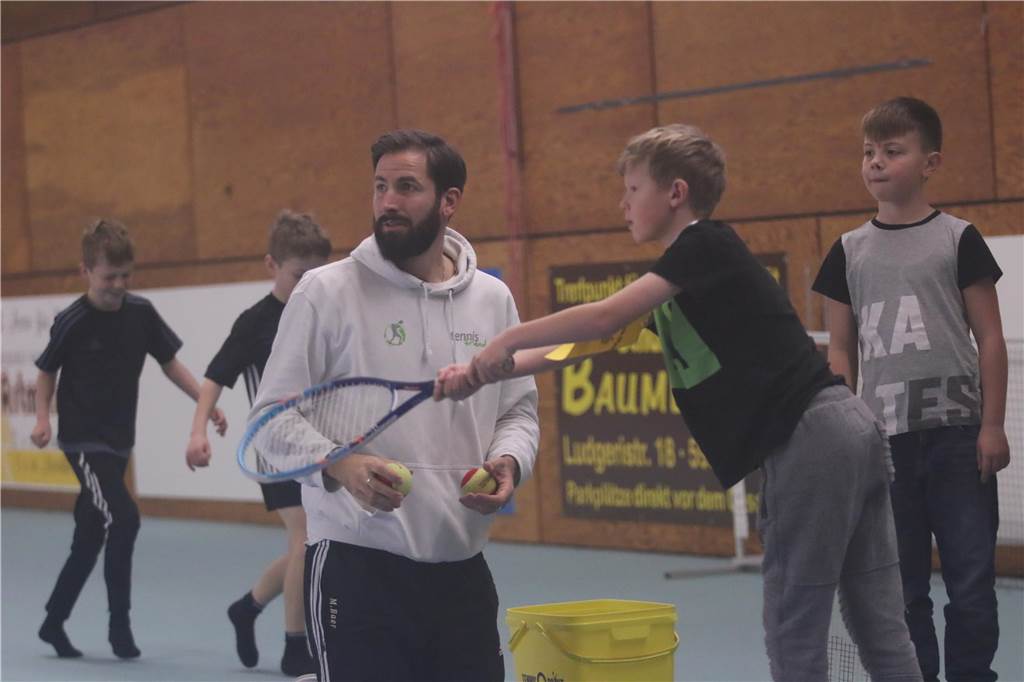 180 Teilnehmende spielen Tennis beim Rosendorf Cup in Selm Mathias Baer beim Training.