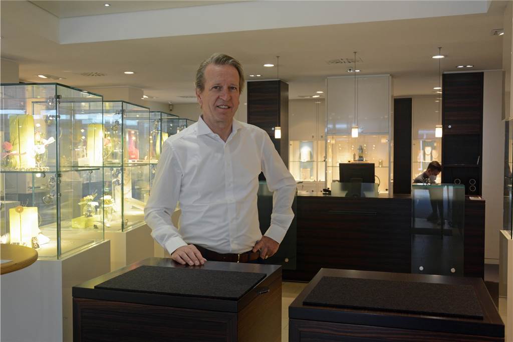 Mathias Engels (62) schildert den Überfall auf seine Goldschmiede Mathias Engels (62), hier auf einem Archivbild, hat den Überfall relativ unbeschadet überstanden. Dennoch sitzt der Schreck noch tief. Am Donnerstag möchte er sein Geschäft wieder regulär öffnen.