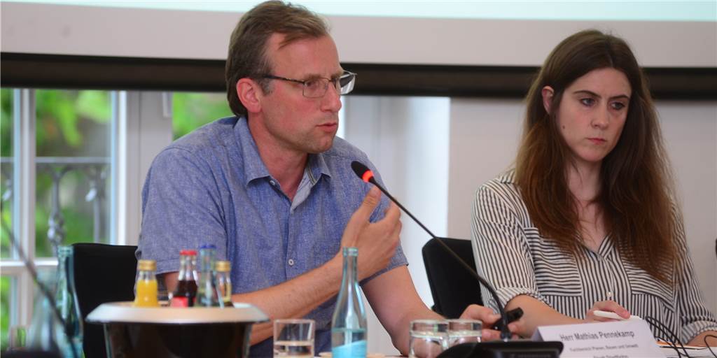 Lidl will am neuen Markt in Stadtlohn selbst Strom und Wärme erzeugen Mathias Pennekamp, Leiter des Fachbereichs Planen und Bauen, leitete die Infoveranstaltung, die auch seine Kollegin Anna Sperlbaum aufmerksam verfolgte.