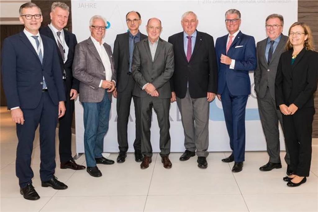 Stadtlohner Impfpaten bieten über 80-Jährigen Fahrdienst zum Impfzentrum an Mathias Redders (5.v.l.) mit Gesundheitsminister Karl-Josef Laumann (6.v.l.) und den Geschäftsführern der Ärztekammern bei seiner Verabschiedung in den Ruhestand.