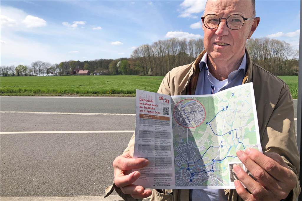 Rad- und Wanderroute: Schlacht im Lohner Bruch ist jetzt „erfahrbar“ Mathias Redders vom KIZS zeigt den Flyer mit Karte und Kurzinformationen zum R 1623.