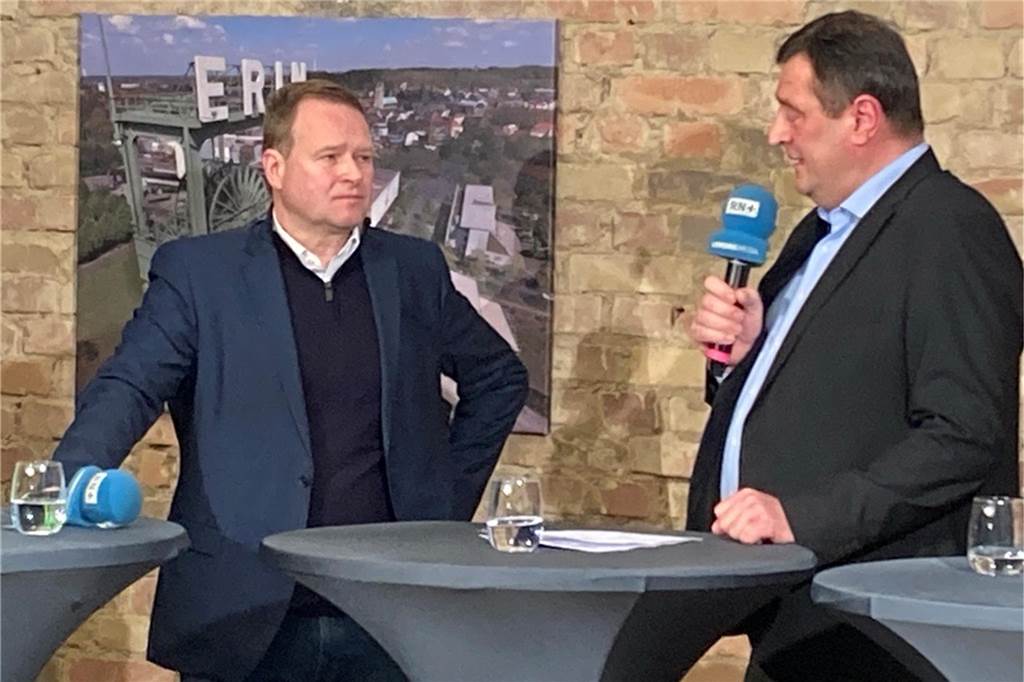 Mathias Richter (r., FDP) im Gespräch mit Frank Schwabe (SPD).