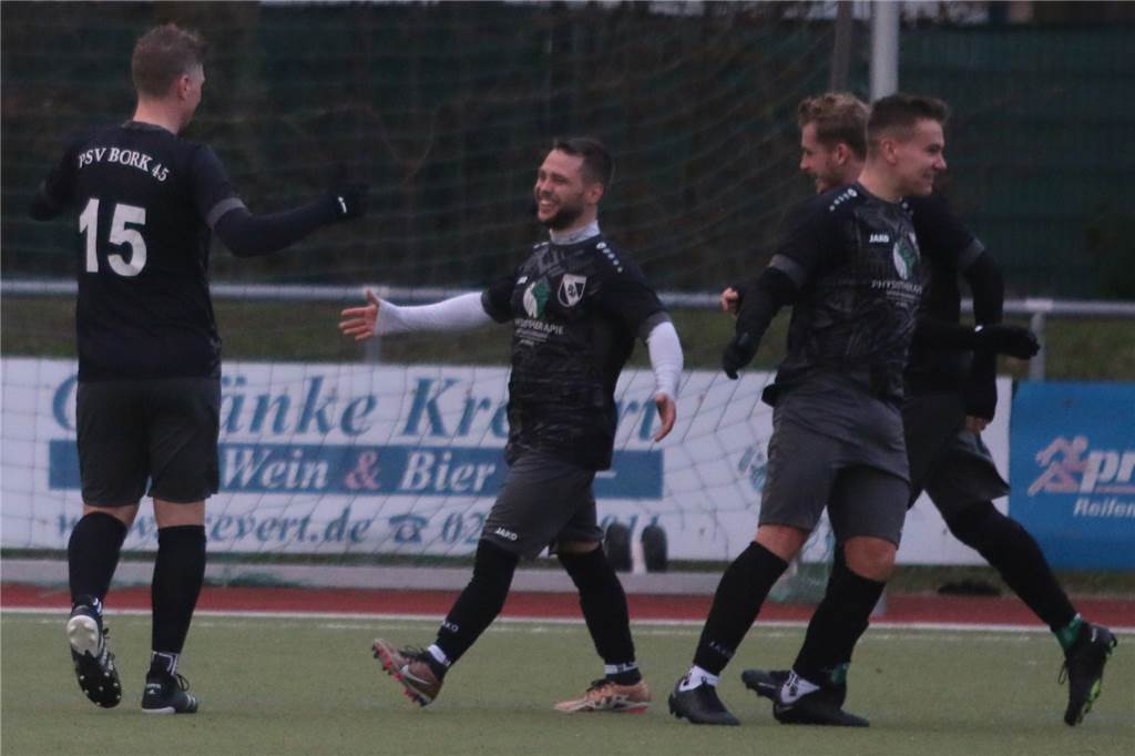 Inklusive Traumtor: Unterhaltsamer Test in Wethmar: Westfalia gibt dreimal Führung aus Hand Mathias Scherner (2.v.l.) traf traumhaft für den PSV Bork.