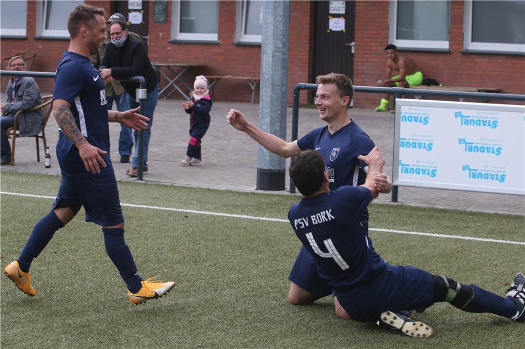 Ein Spieler macht PSV-Trainer Sanmi Ojo verrückt Mathias Scherner (l.) war einer der ersten Gratulanten beim Siegtorschützen Christian Voßschmidt.