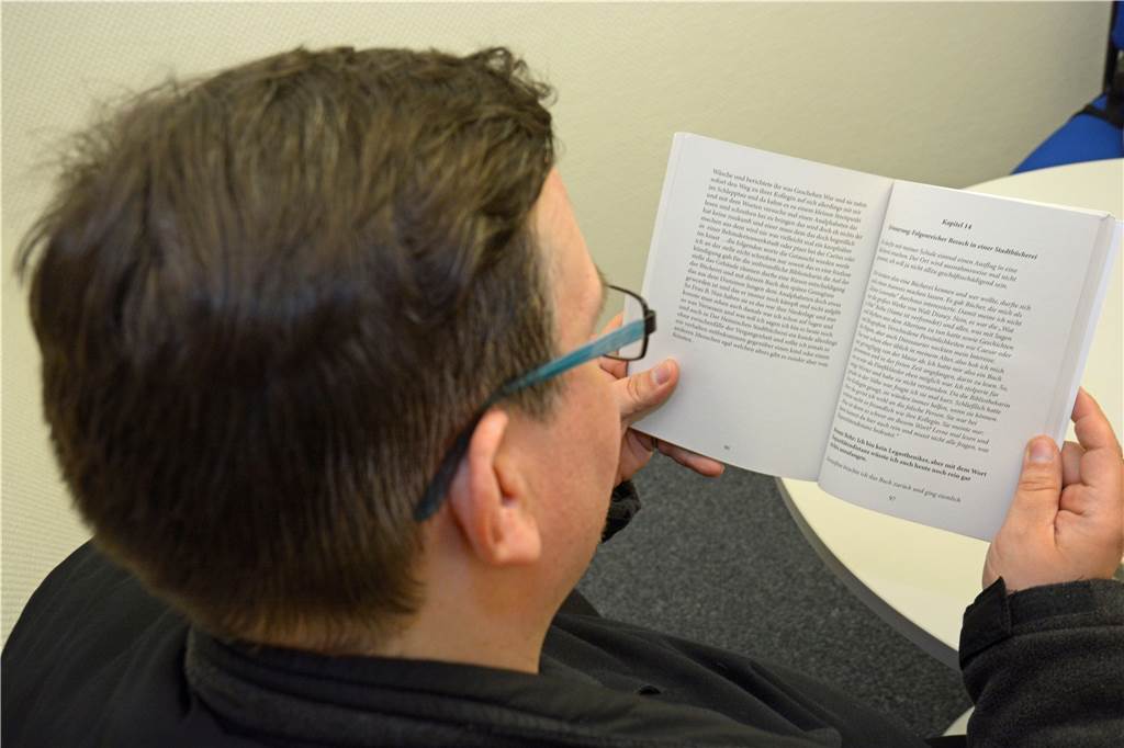 „Manchmal tanzen Buchstaben durcheinander“: Legastheniker Mathias (38) bringt Buch heraus Mathias Tengowski stellt Passagen aus seinem Buch vor.
