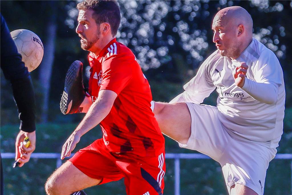 20-Jähriger spielt groß auf: „Sehe mich schon in höheren Ligen als der Bezirksliga“ Mathias Tomaschewski (r.) ist Spielertrainer des SV Westfalia Huckarde.