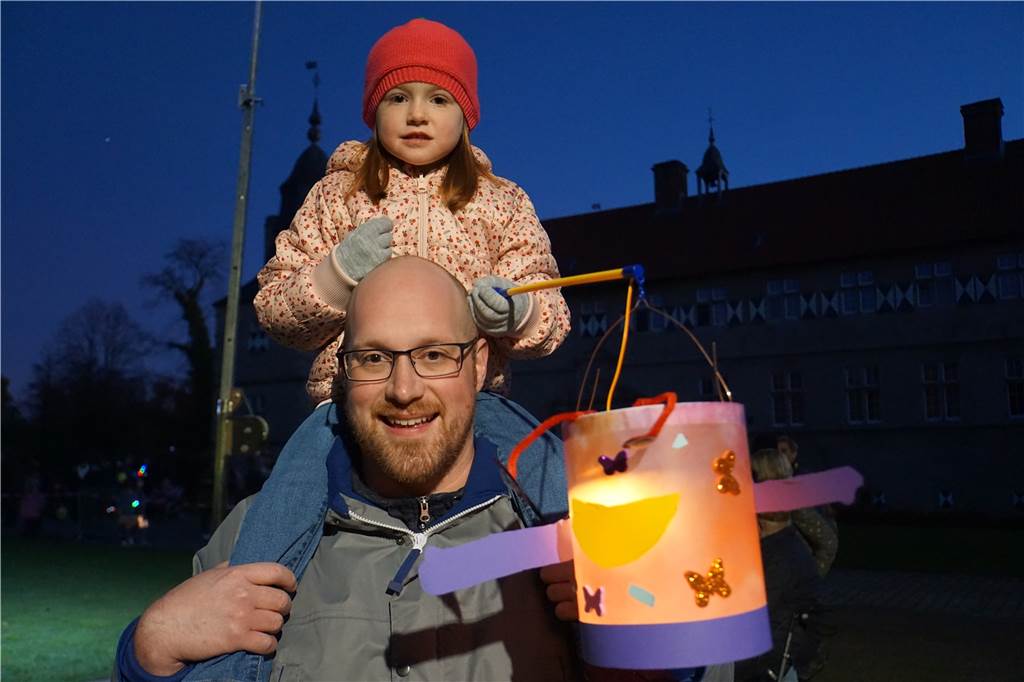 Mathilda hatte auf Papa Christans Schultern einen guten Überblick