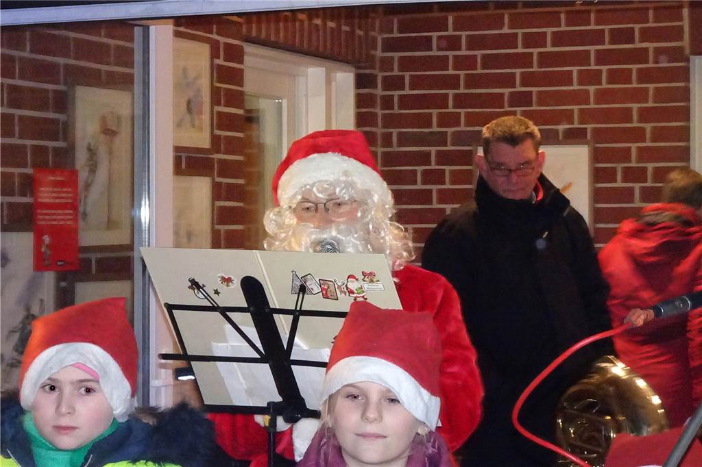Weihnachtssingen im Regen : 150 brachten sich mit Musik in Adventsstimmung Mathilde Geuking las Geschichten zur Jahreszeit.