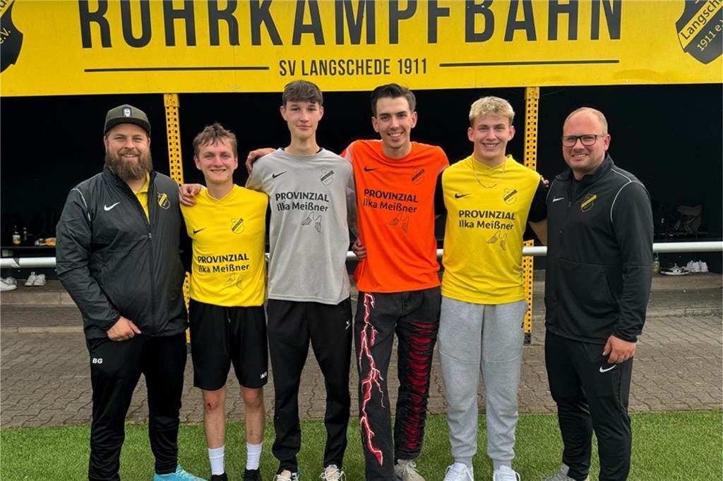 SV Langschede trennt sich im Test gegen SC Husen Kurl remis Spieler und Trainer des SV Langschede posieren für ein Foto.