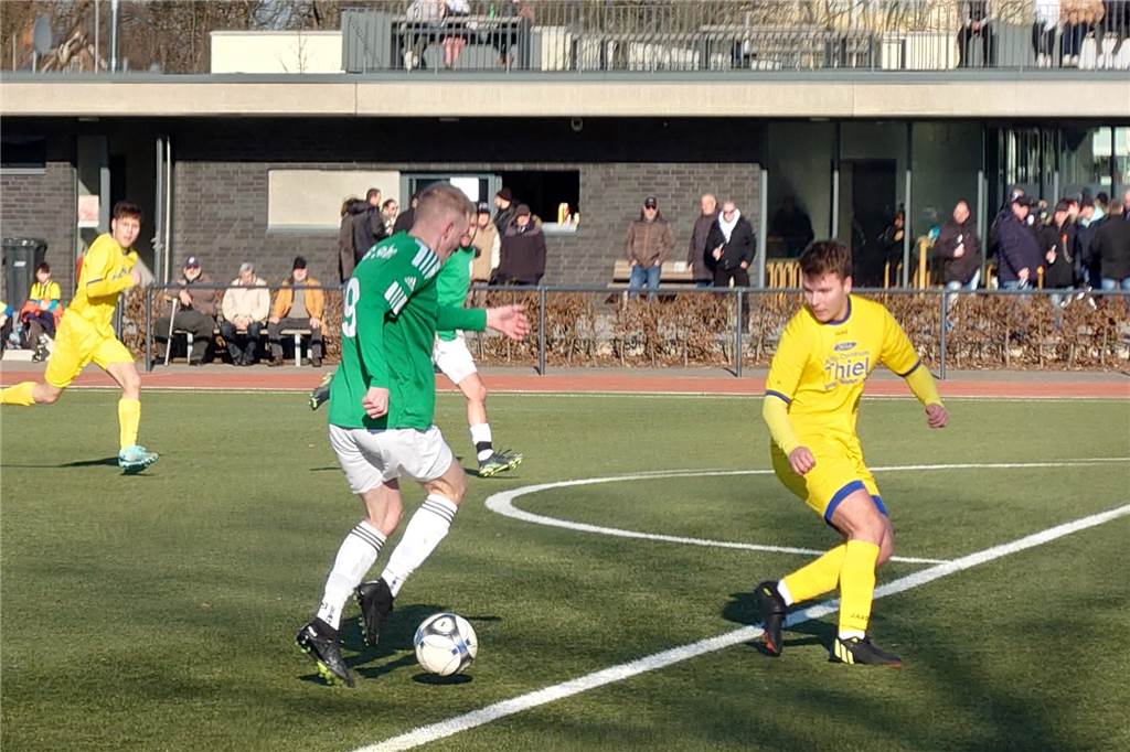 SG Selm gelingt die Revanche gegen den SV Herbern II Mathis Hülk (r.) stellt sich Felix Schröder in den Weg, kann aber nicht verhindern, dass dieser wenige Sekunden später das 1:0 vorbereitet.