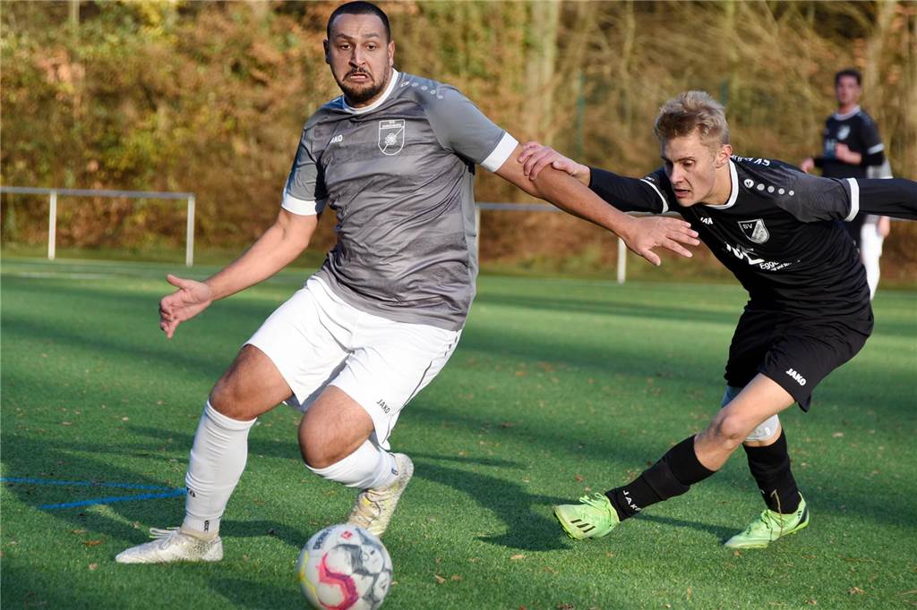 Mathis Mertmann verfolgt einen Gegenspieler auf dem Platz