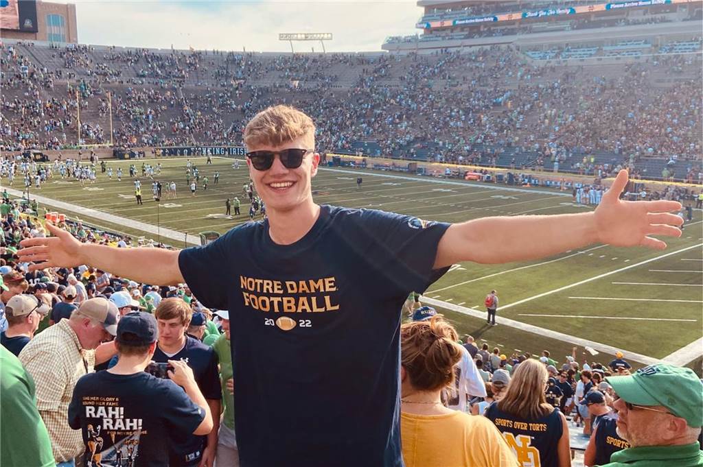 Von Hullern in die USA: Mathis Neuhaus lebt seinen Traum - und räumt direkt mehrere Titel ab Mathis Neuhaus bei einem Football-Spiel.