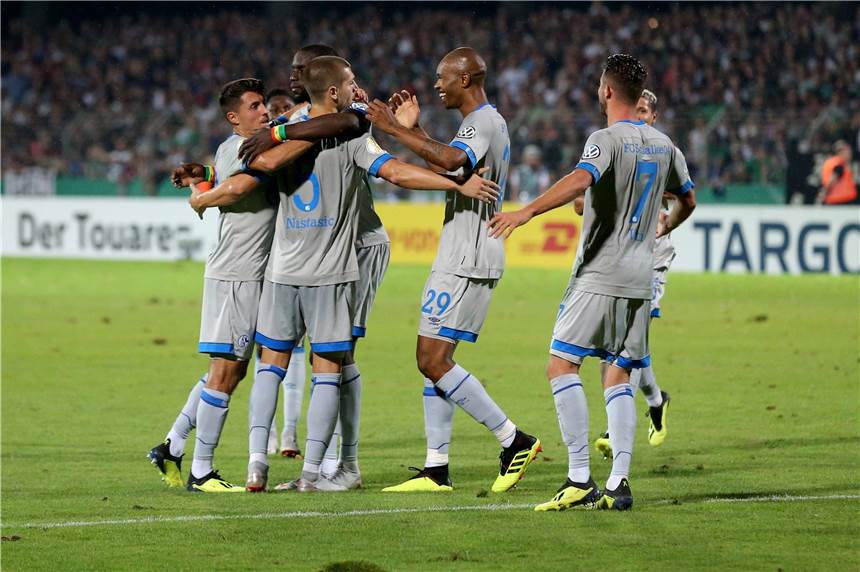 Matija Nastasic (M.) beruhigte die Schalker Nerven in Schweinfurt.