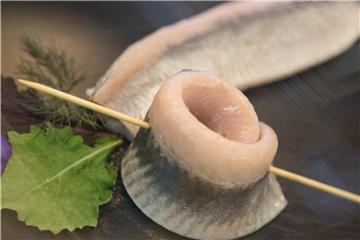 Matjes ist nicht jedermanns Geschmack: Er versorgt den Körper aber mit wichtigen Fettsäuren und Salzen. Foto: Christin Klose/dpa-tmn