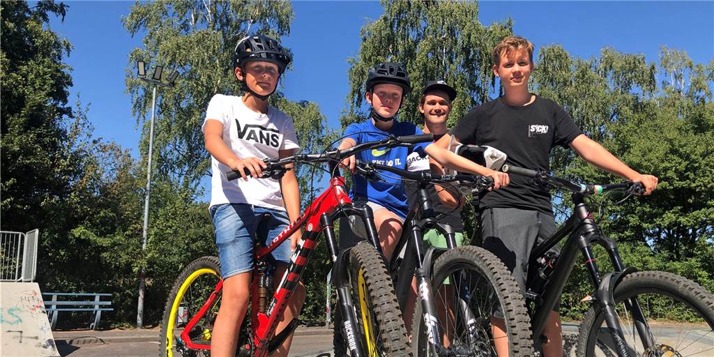 Jugendliche wollen einen Bikepark in Stadtlohn, das Juko hilft Mats Dittmar, Leo Keitmeier, Mads Milewski (von links), im Hintergrund Juko-Sprecher Darius Sonnenberg.