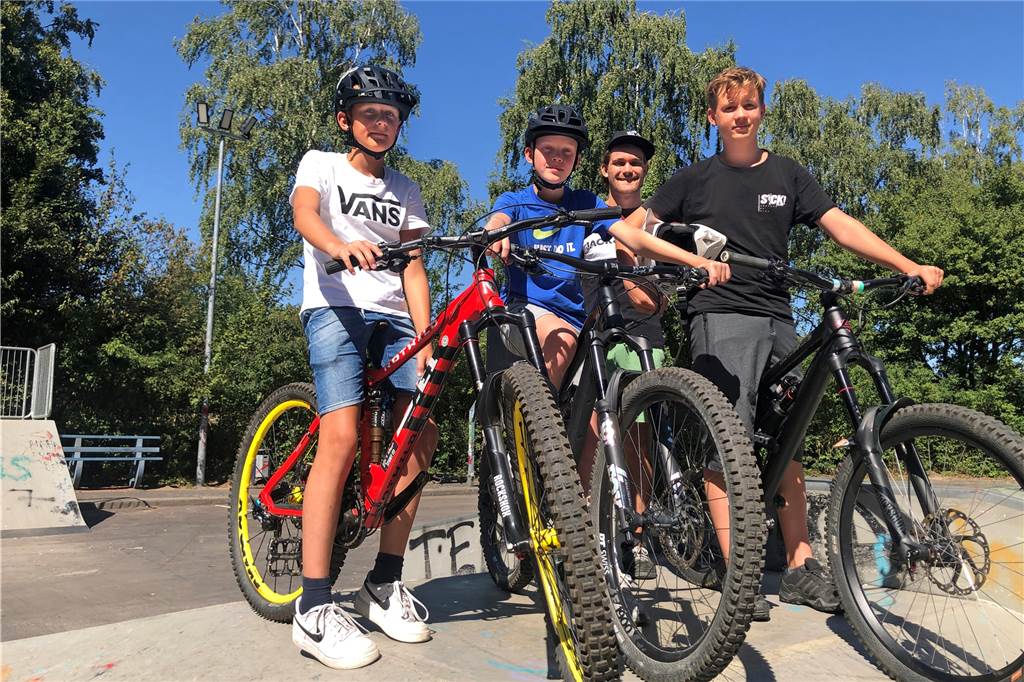 Heimatpreis für Spendenwirbel, Jugendkomitee und DJK-Rentner-Team Mats Dittmar, Leo Keitmeier, Mads Milewski (von links) und ihre Biker-Freunde wünschen sich einen Bikepark. Juko-Sprecher Darius Sonnenberg (hinten) unterstützt die Mountainbiker bei ihrem Anliegen, einen Bikepark in Stadtlohn zu bauen.