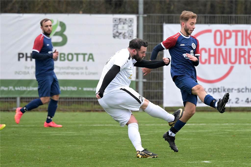 Treffer im Testspiel: Youngster des BV Lünen muss sich noch gedulden Mats-Henri Albert versucht einen Schuss seines Gegenspielers vom FC Nordkirchen II zu blocken.
