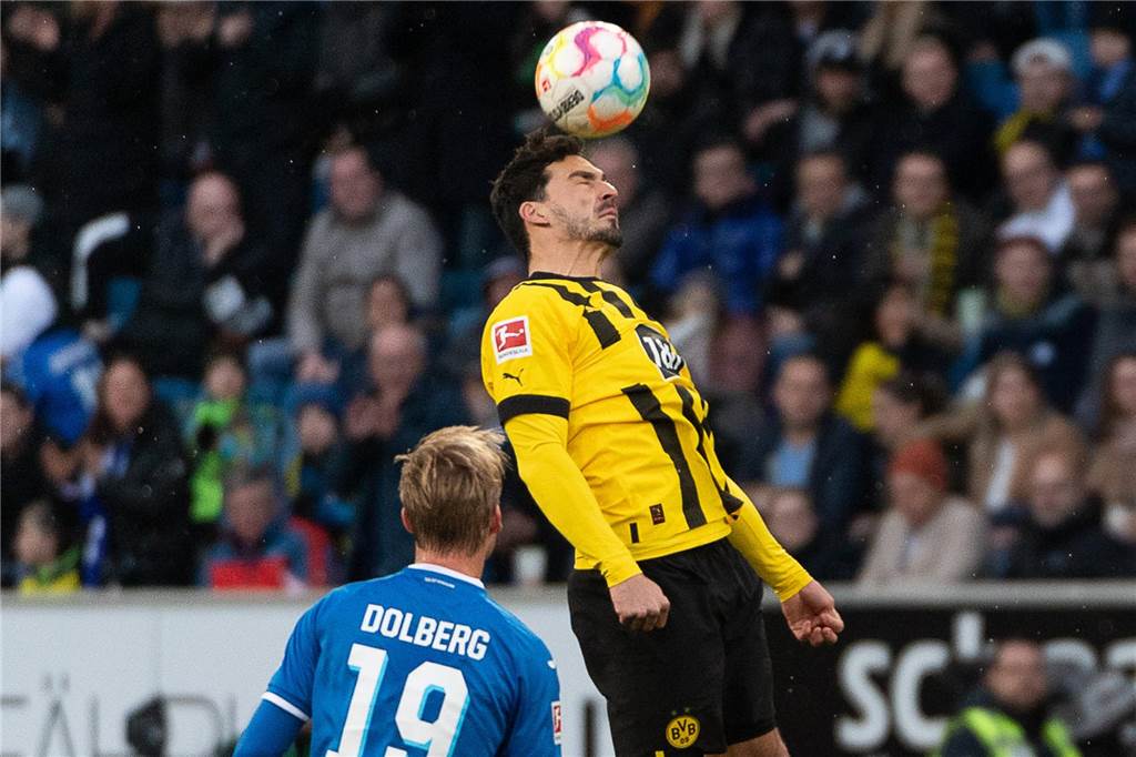 BVB-Kapitän Marco Reus und die Vertragsfrage: Große Datenanalyse zeigt eine klare Tendenz Mats Hummels macht einen Kopfball.