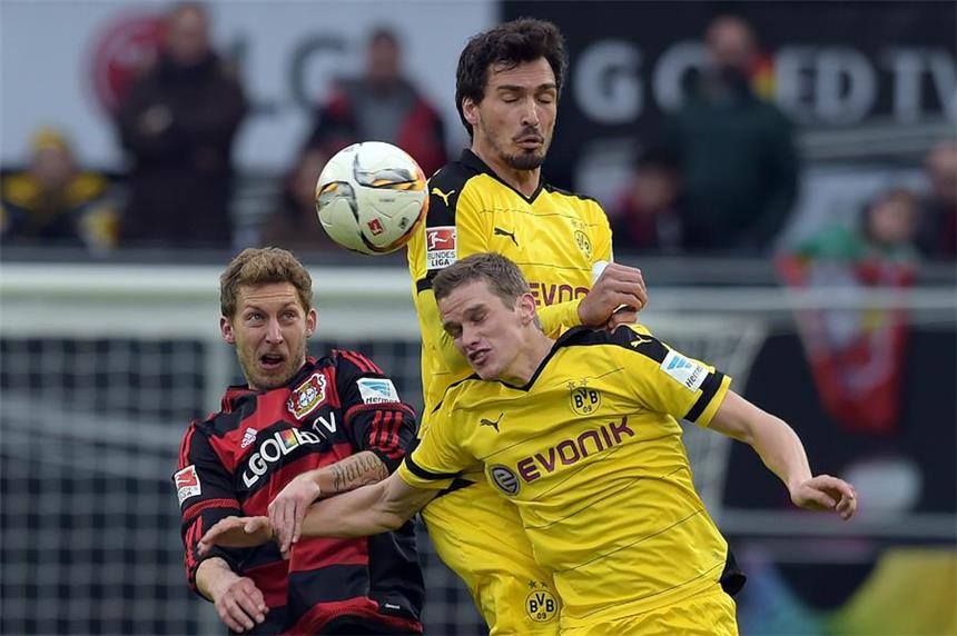 Sokratis und Hummels halten die Defensive zusammen Mats Hummels - hier gestützt von Sven Bender - war im Spiel in Leverkusen einer der wichtigsten Männer in der Abwehr.