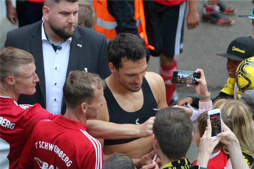 Schweinberg im Ausnahmezustand: 5000 Fans feiern sich und den BVB Mats Hummels im Smalltalk mit den Spielern des FC Schweinberg.