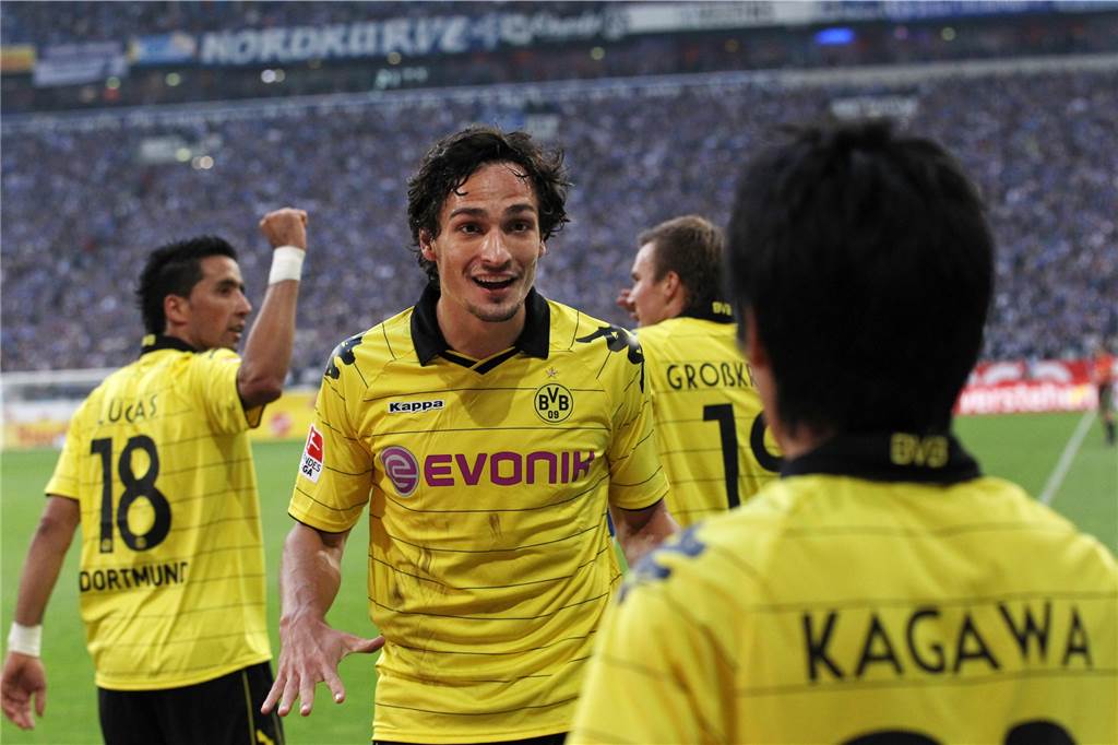 Serien, Enttäuschungen, kaputte Brillen: Die „grandiose“ BVB-Meistersaison 2010/11 Mats Hummels kann es kaum glauben: Shinji Kagawa hat gerade zum 2:0 gegen Schalke getroffen.