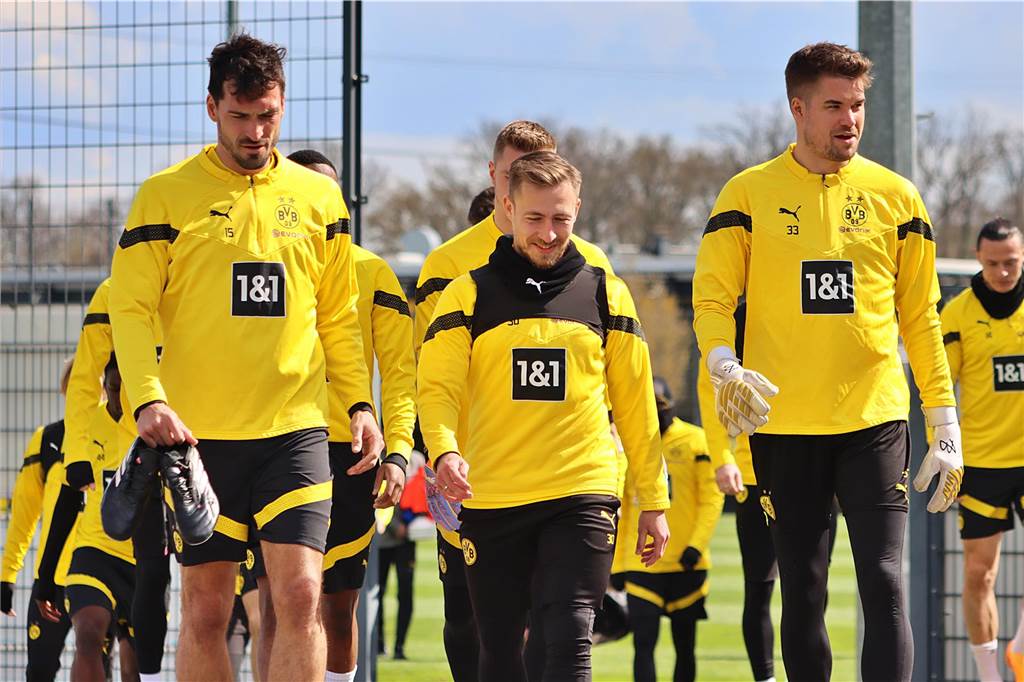 Mats Hummels, Felix Passlack und Alexander Meyer auf dem Weg zum Trainingsplatz.