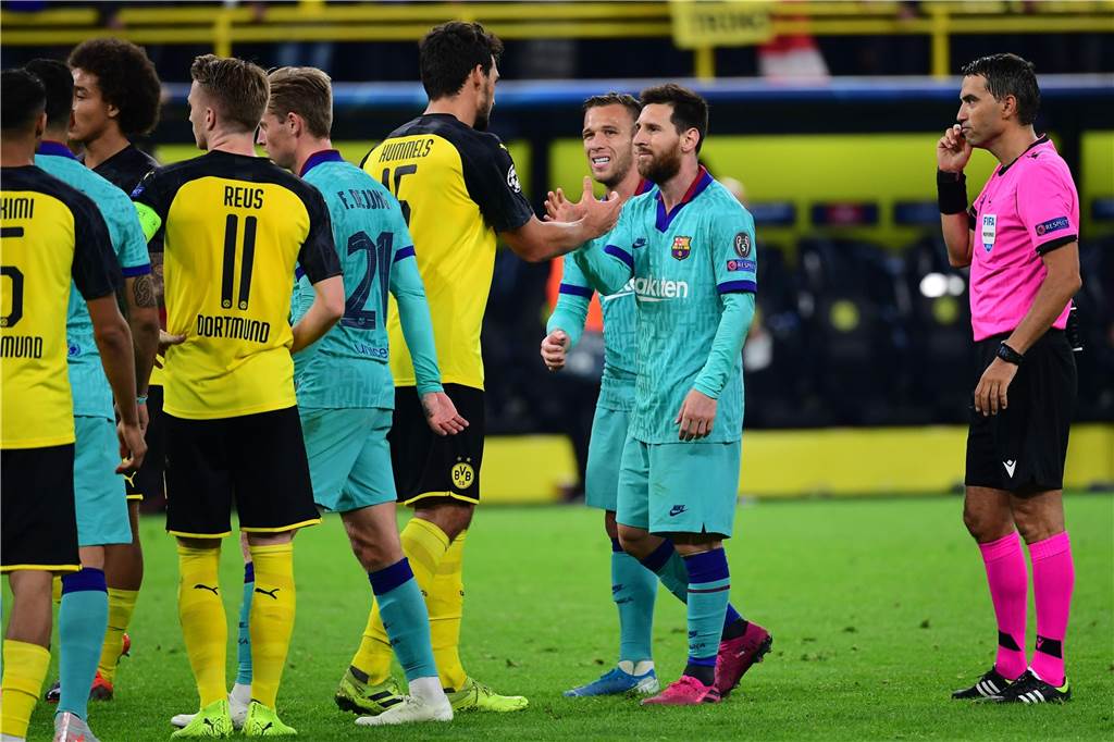 Deutliches Zeichen an alle Kritiker: BVB-Rückkehrer Hummels meldet Suarez ab Mats Hummels (l.) klatscht mit Lionel Messi ab.