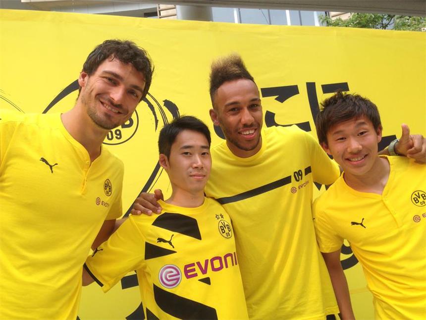 Kagawa-Doppelgänger überrascht Hummels und Aubameyang Mats Hummels (l.), Pierre-Emerick Aubameyang (2.v.r.) und Mitsuru Maruoka (r.) mit Kagawa-Doppelgänger Chiaki Asana.