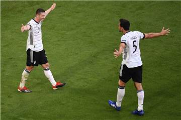 Mats Hummels (r.) beglückwünscht Torschütze Robin Gosens.