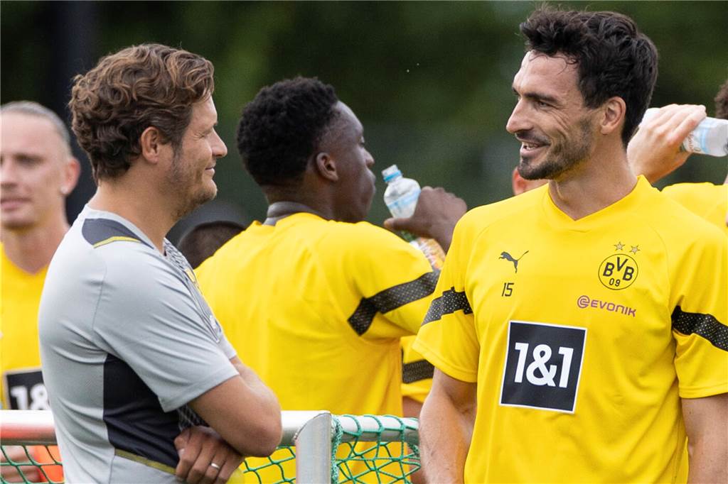 BVB-Spieler Hummels exklusiv: „Nicht in allen Bereichen das maximal erfolgsfördernde Klima“ Mats Hummels (r.) im Gespräch mit BVB-Trainer Edin Terzic.