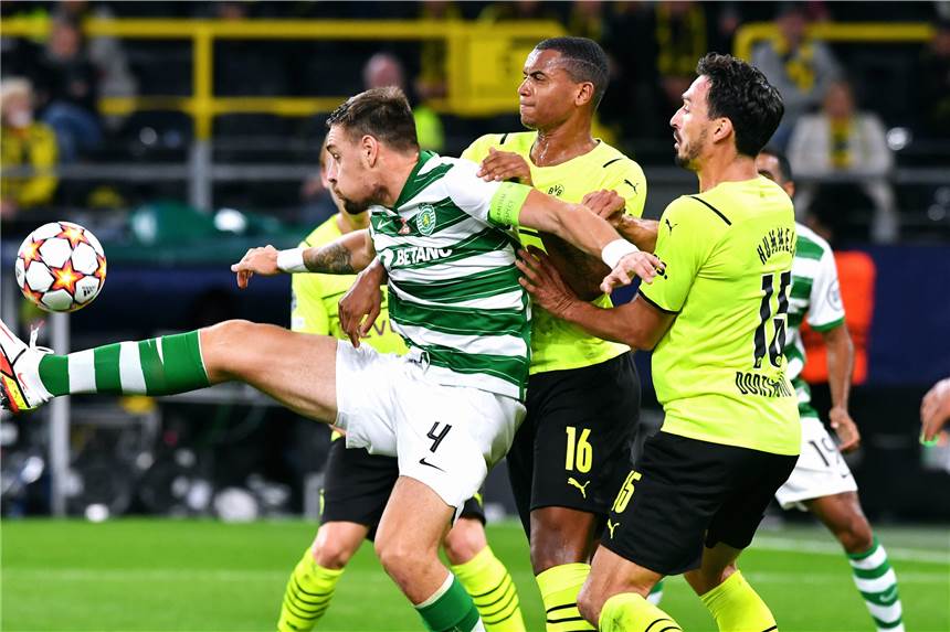 BVB-Reaktionen zum Sieg gegen Sporting: Mats Hummels adelt Manuel Akanji Mats Hummels (r.) lobte Manuel Akanji nach dem 1:0 gegen Sporting in den höchsten Tönen.