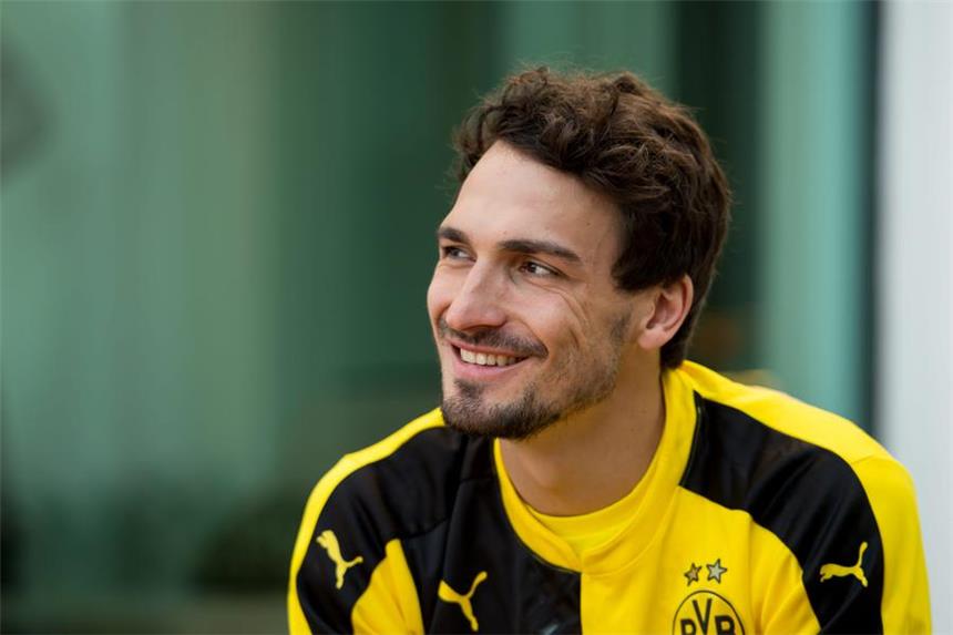 Mats Hummels: "Habe mich beeindrucken lassen" Mats Hummels sagt über seine Zukunft: "Es gibt weder Gedanken in die eine noch in die andere Richtung."