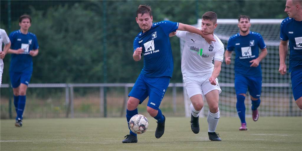 Halterner Traum-11: Mats Linden setzt auf vier ETuS-Spieler und zwei Kämpfer Mats Linden (l.) vom TuS Sythen setzt in seiner Halterner Traum-Elf auf viele ehemalige Mitspieler.