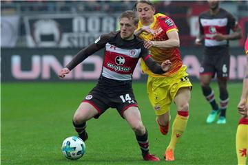 Mats Möller Daehli (l) vom FC St. Pauli behauptet sich gegen Simon Hedlund von Union Berlin. Foto: Jens Büttner