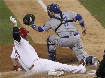 Matt Adams von den St. Louis Cardinals(l) punktet im fünften Inning. Foto: Sarah Conard
