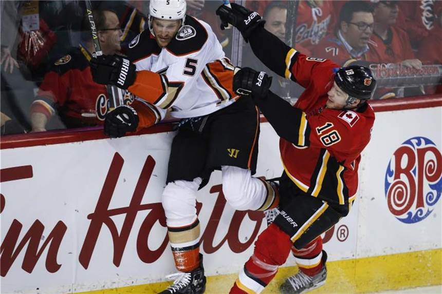 Meister Red Bull München holt NHL-Star Stajan Matt Stajan (r) blockt im März in der NHL Korbinian Holzer von den Anaheim Ducks. Der Kanadier wechselt in die DEL. Foto: Jeff Mcintosh/The Canadian Press