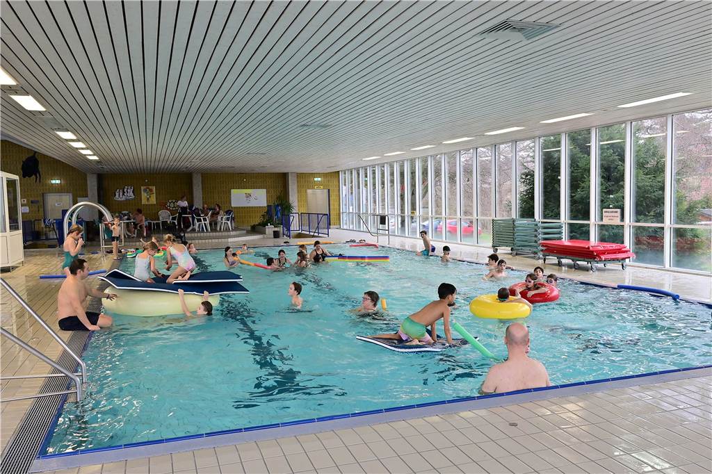 Matten, Reifen, Schwimmnudeln – im Nichtschwimmer-Bereich war für jeden kleinen und großen Badegast etwas zum Spielen dabei.