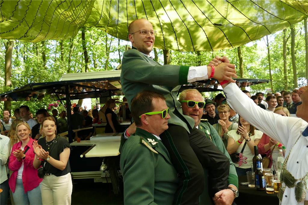 Matteo Upgang nimmt die Glückwünsche von Bernd Huinink entgegen