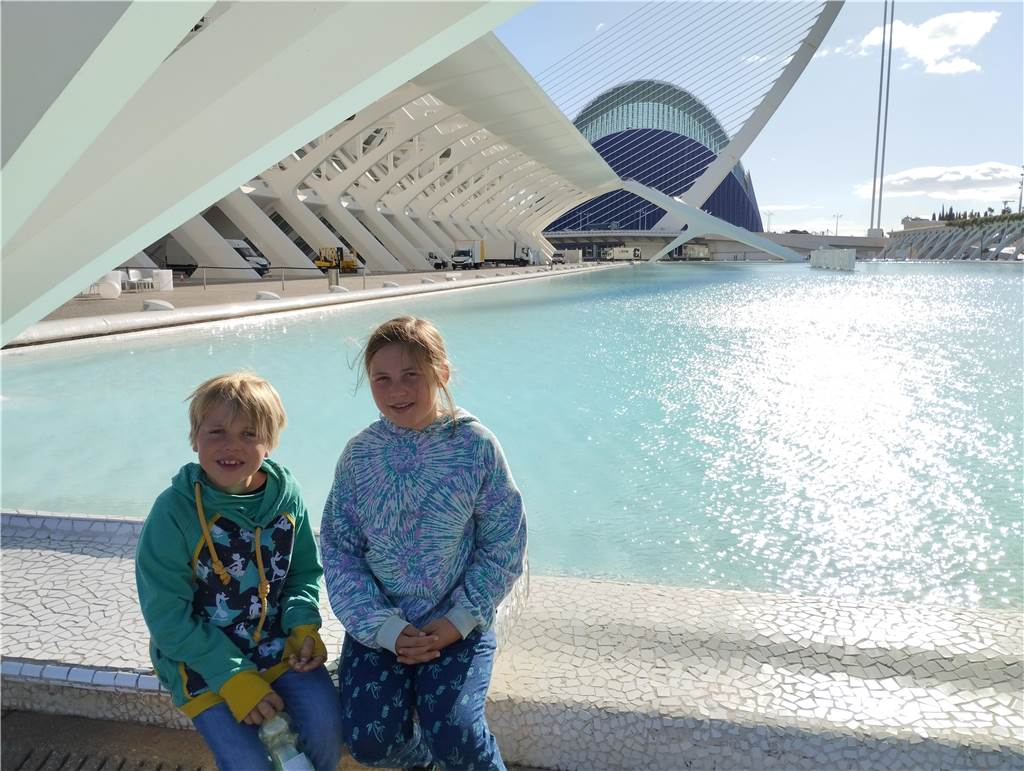 Familie van Hal unterwegs in Europa: Auszeit mit dem Wohnwagen Mattes und Alia im Ozeanographic im spanischen Valencia.